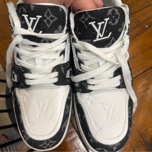 Louis Vuitton casual comfortable sneaker - Picture 1 of 4